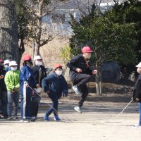 縦割りの　風の子タイム　大縄跳び