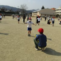 1年生のなわとび記録会を6年生がお手伝い