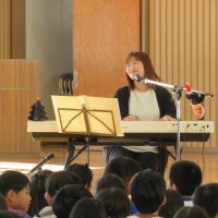 「ちいさなコンサート」！シンガーソングライターの「益子里菜」さんをお迎えしました