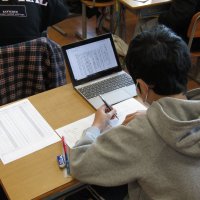 第５学年「朝の学習」！みんな真剣にタブレットで学習をしています