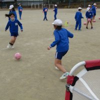 第４学年「アントラーズサッカー教室」！寒い中でも児童たちは元気いっぱい活動をしていました。