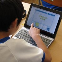 第２学年「朝の学習」！タブレットを上手に使って学習の個別化を図っています。