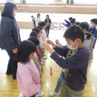 来年度入学する「幼稚園児との交流給食、２年生と遊ぶ会」！園児と楽しい時間を過ごしました