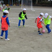 ２年生「アントラーズサッカー教室」！寒い中でしたが、児童たちは元気に活動していました