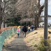 春も近し、登校風景！だいぶ温かくなってきました