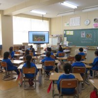 第１・２学年「震災についての説話」！絵本「かぜのでんわ」から学びました