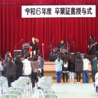 ６年生のための「卒業サプライズライブ」！THE SALA（ザ・セイラ）の方々が来てくれました