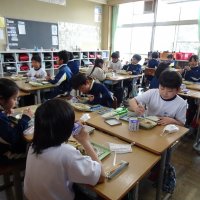 グループ給食が始まりました